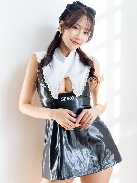 霧島聖子、甘辛色っぽモノトーンコスチュームでファン悩殺!