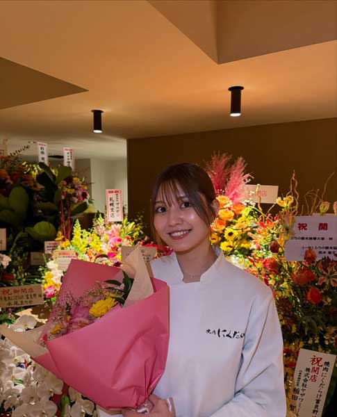 林ゆめ、美脚に視線釘付け！ビビッドイエローのリゾートコーデでファン魅了！