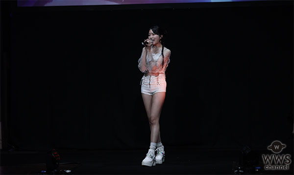 菅田れもん、美脚アピールのミニ丈衣装で熱唱！＜KANSAI CROSSROADS 2026＞