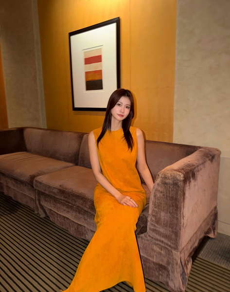 生見愛瑠、スリットドレスから生足チラ見せ...！ファン歓喜