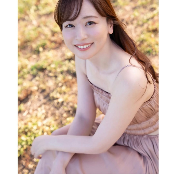 皆藤愛子、美デコルテあらわ！圧倒的透明感のキャミソール衣装でファン悩殺！