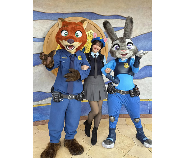 原つむぎ、制服風コスプレから脚見せ！上海ディズニーを満喫！
