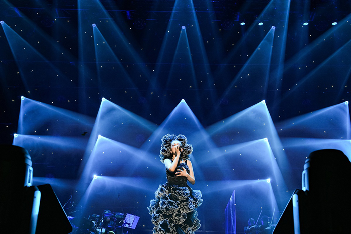 MISIA「星空のライヴXIII」東京公演で転倒ハプニングも、マイクは離さず圧巻のパフォーマンスを披露！