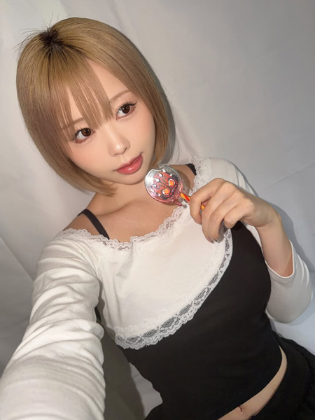 夜道雪、大人可愛いモノトーンコーデで美肌あらわに！