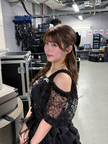 ちとせ よしの、ゴシックルックで美脚あらわに！アイドル衣装姿でファン魅了！