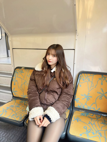 「ナイス太もも」「色気半端ない」黒嵜菜々子、透けタイツから健康的太もも披露！