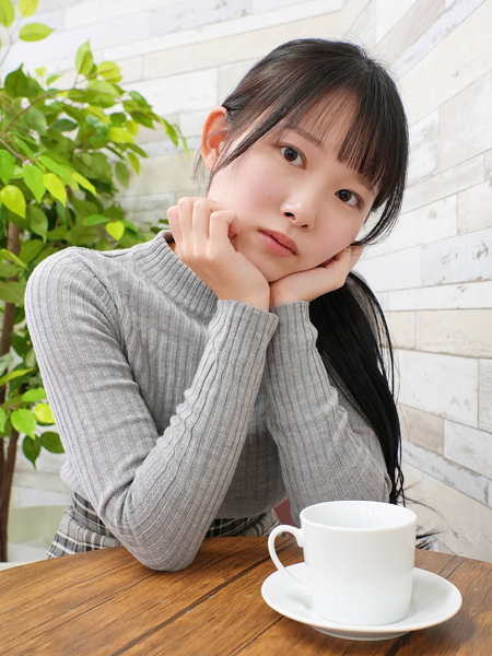 大條美唯、カフェで見せた柔らかムード！！グレーリブニットの清楚感がたまらないカットを公開