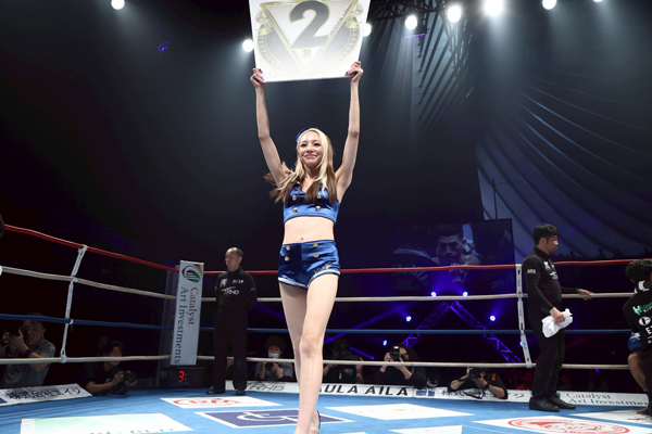 新K-1公式ヴィーナス「斎藤恭代」が勝利の女神としてKO呼ぶ華麗な舞い！「鈴木ユリア」が初ゲスト登場し、空手愛溢れるエールで相互フォローの松山勇汰の激戦を後押し！