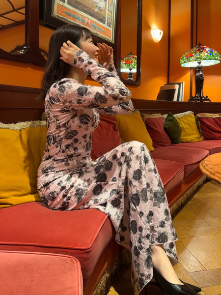 「凄いスタイル！」「綺麗すぎる」久間田琳加、スラリ美脚みえのスリット衣装でファン魅了