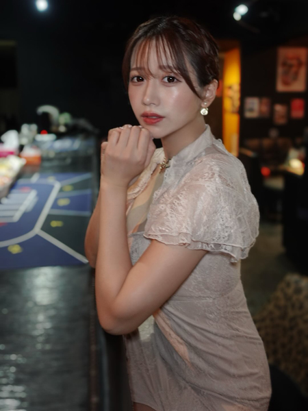 桜りん、豊満ボディがタイトに！魅惑的レースドレス姿を公開！