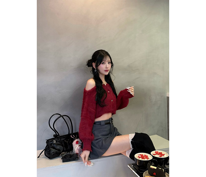 咲真ゆか、美ふとももあらわなミニ丈スカートで美スタイルキラリ「めっちゃ素敵」