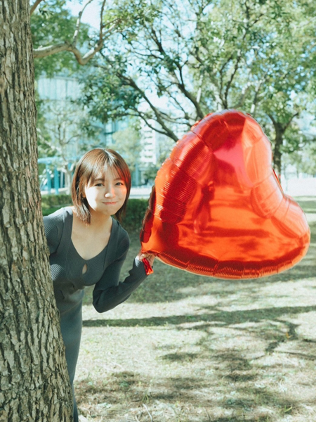 大原優乃、上品なタイトワンピで寝転びカット！「めちゃめちゃ可愛い」