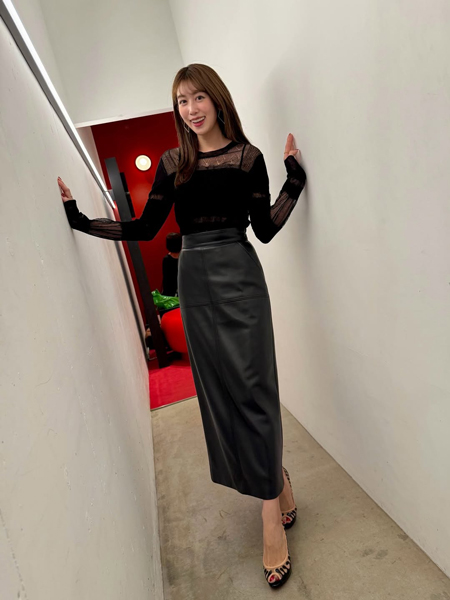 「う〜ん ノックアウトだ。」中川安奈、色気たっぷり!なオールブラックコーデでファン魅了