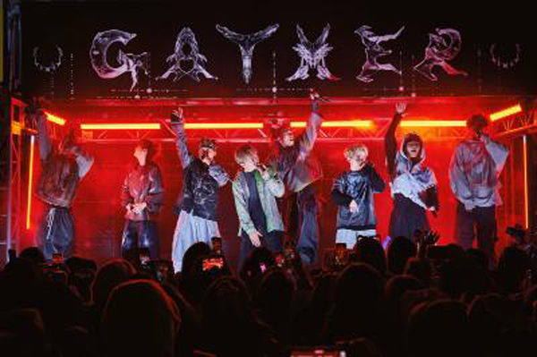 ONE OR EIGHTが渋谷をジャック！4tトラックからサプライズ登場、「TOKYO DRIFT」を日本初披露