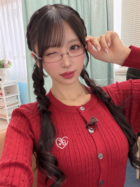 真島なおみ、ヘアチェン姿に反響！大人っぽニットコーデでファン悩殺！