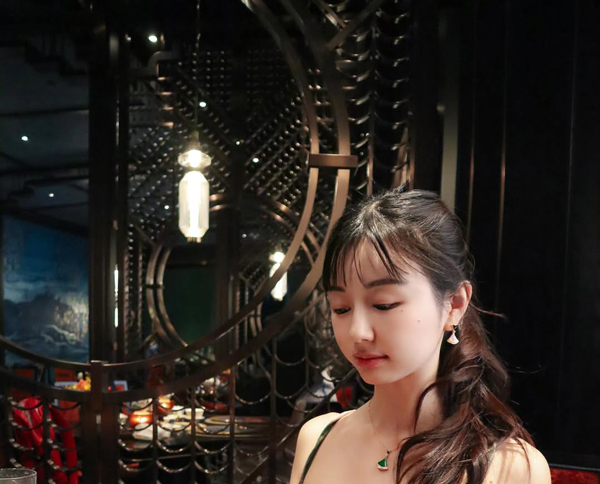 くりえみ、配色がおしゃれなキャミドレスで食事を楽しむカットを投稿「くりえみちゃん可愛すぎ」