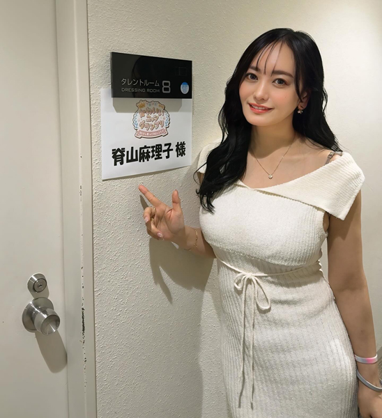 スリットからのぞく脚線美にドキッ！脊山麻理子、曲線美強調ニットワンピースでファン悩殺