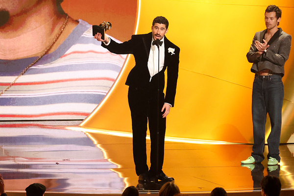 バッド・バニーの『DeBÍ TiRAR MáS FOToS』が年間最優秀アルバムを受賞！／クリプスとファレル・ウィリアムスがパフォーマンス！【WOWOW第68回グラミー賞】