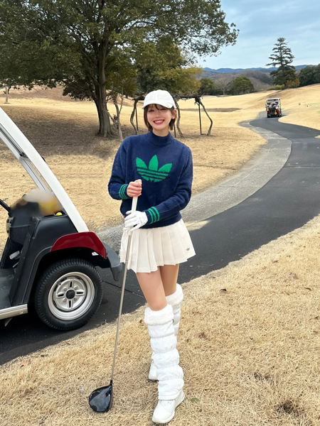 あらた唯、抜群スタイル際立つゴルフウェアで脚線美あらわに!