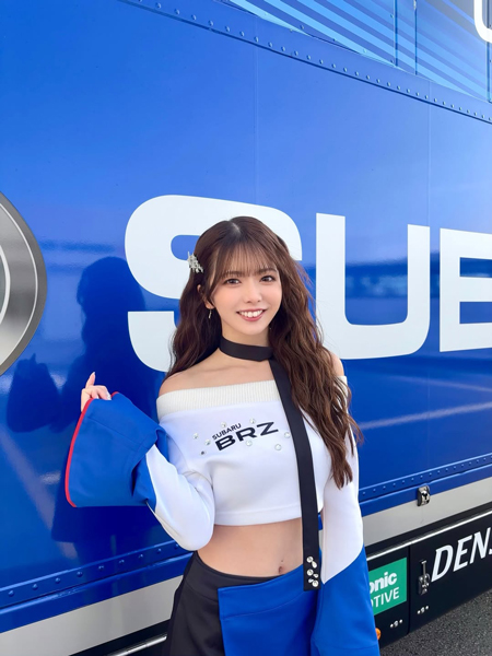 立華理莉、美デコルテ&お腹チラ見せ!ブルー×ブラックのスポーティーコスチューム姿公開