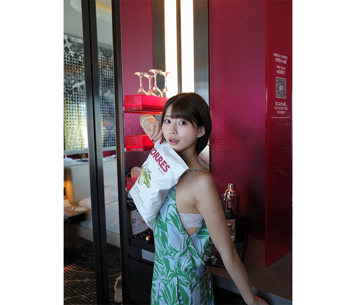 佐藤 かれん、ショートヘア風ヘア×リゾートコーデで美貌あらわに！