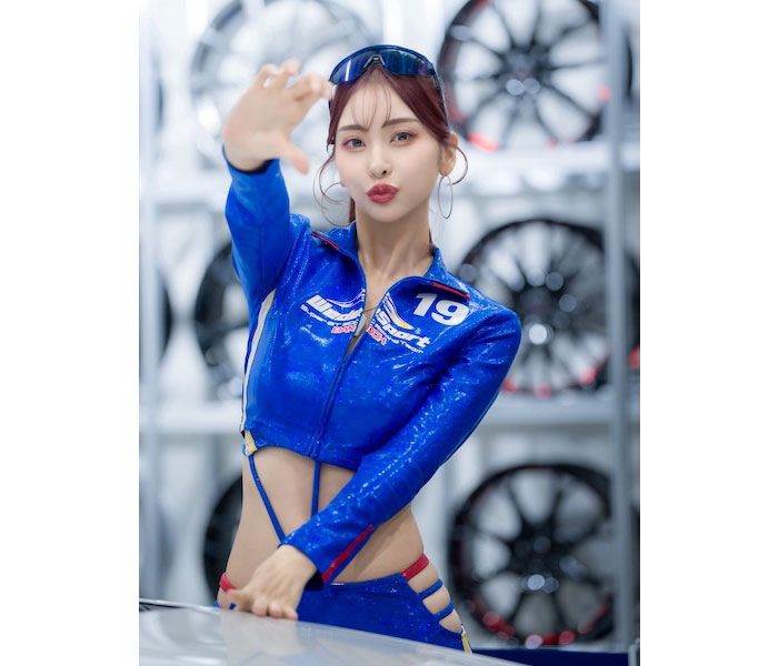 レースクイーン・南真琴、「大阪オートメッセ」で披露した大胆肌見せコスチュームにファン悶絶！「綺麗過ぎる女神様」