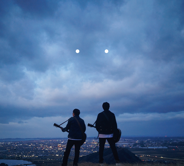 ゆず、⽇本⽣命 CM ソングの新曲「⼼⾳」ミュージックビデオ公開逆光、重なり、明滅…様々な光に包まれた⼆⼈が⼼の声を響かせる