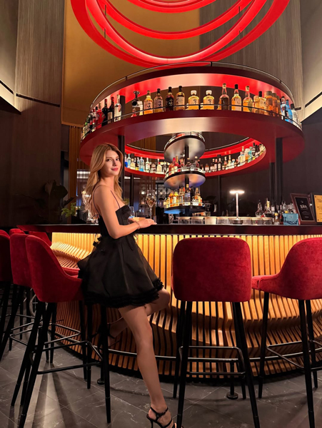 「鳥肌が立つくらい美しい」マギー、ミニ丈ドレスで長脚披露！大人のブラックドレス姿を見せつけ！