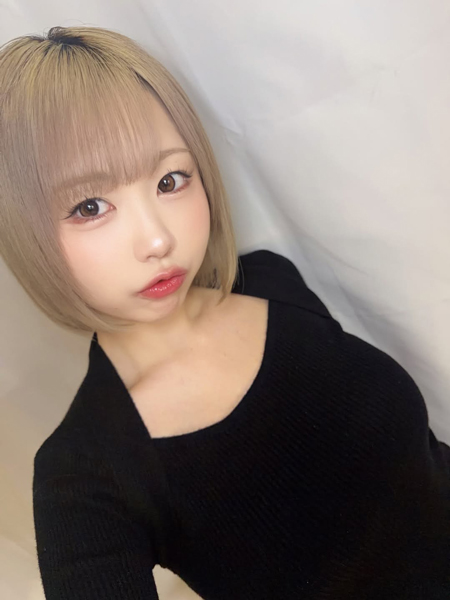 夜道雪、ボディラインあらわなブラックコーデで大人の色気あらわに