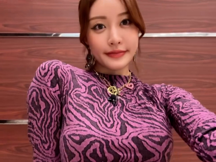 王林、ボディフィットなタイトスタイルで魅せる攻めの姿にファン大興奮「美肌で美しい」