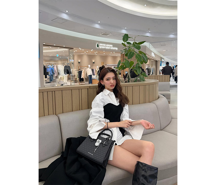 黒木麗奈、「生脚」見せモノトーンコーデで休憩満喫！ファン大興奮