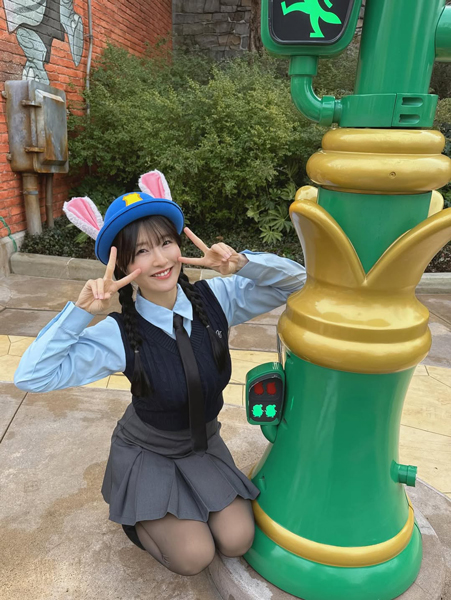原つむぎ、制服風コスプレから脚見せ！上海ディズニーを満喫！