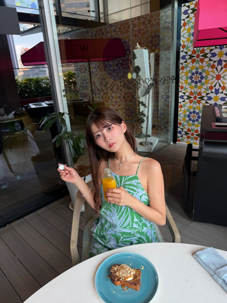 佐藤 かれん、ショートヘア風ヘア×リゾートコーデで美貌あらわに！