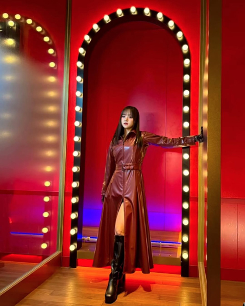 稲場愛香、レザーで引き締め美ボディ！スラリ美脚がのぞくスリットにファン悶絶