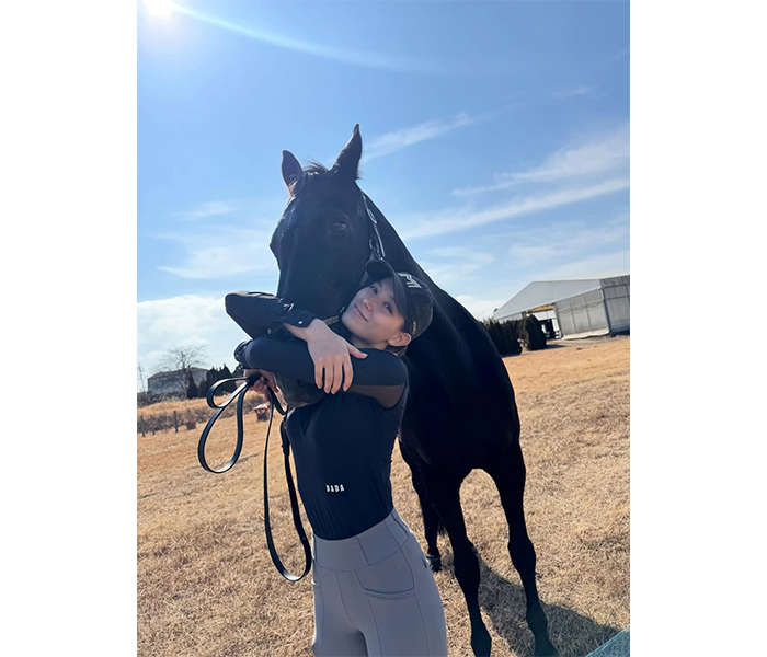 トラウデン直美、引き締め乗馬ルックで馬との仲良しショットを公開！