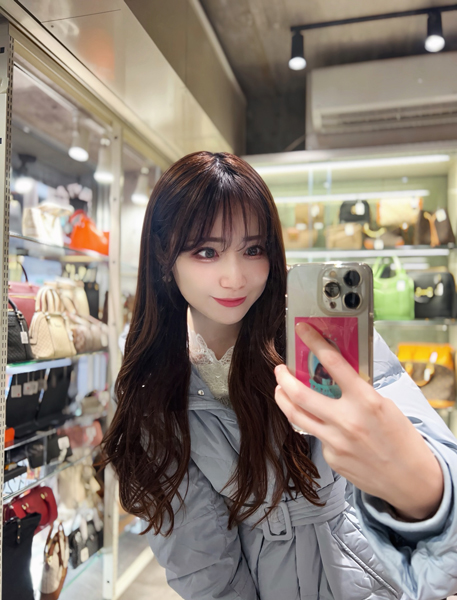 小越しほみ、ミニ丈×黒タイツの破壊力抜群、抜群スタイルが刺さるカジュアルコーデを公開