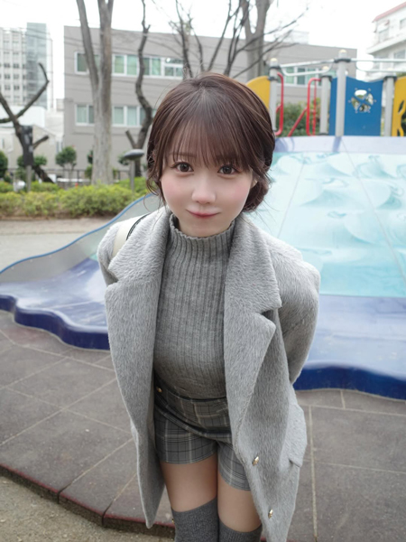 大谷映美里、大人カワイイグレーコーデでブランコ！ファン「爆裂可愛い」