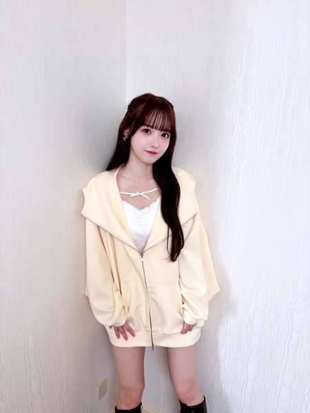 松本ももな、スラッと美脚が目をひくゆるっとパーカーコーデを公開