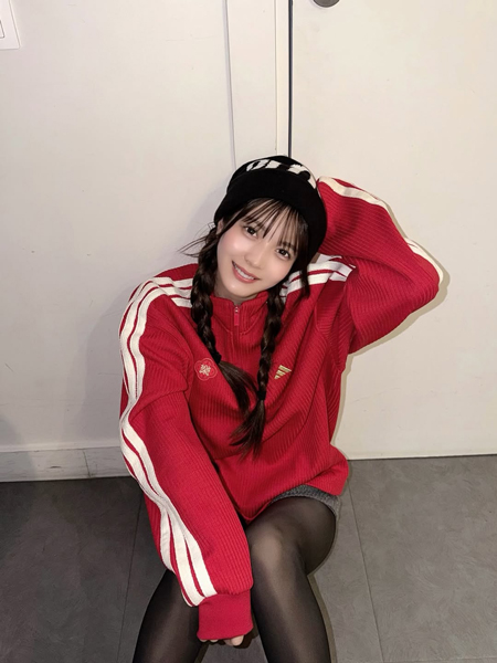 黒嵜菜々子、透けタイツが魅力的なストリートコーデを披露！