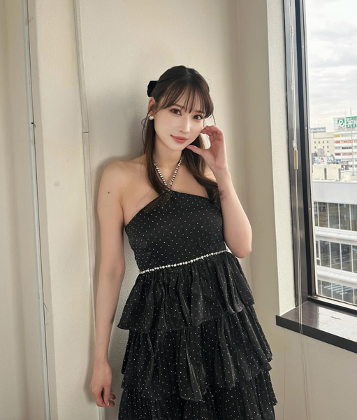 美しすぎるドラマー・大野真依、甘辛ドレッシースタイルで美貌あらわに「はい、もちろん美しいお姫様」