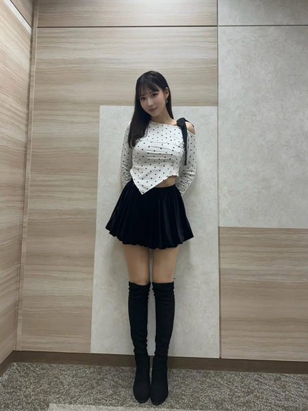 大野真依、モノトーンコーデで美ボディあらわに「美人さんですね」