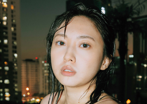 一糸まとわぬ姿でシーツの上に寝そべる姿は必見！木崎ゆりあ3rd写真集「アップデート中」表紙カバーを解禁！