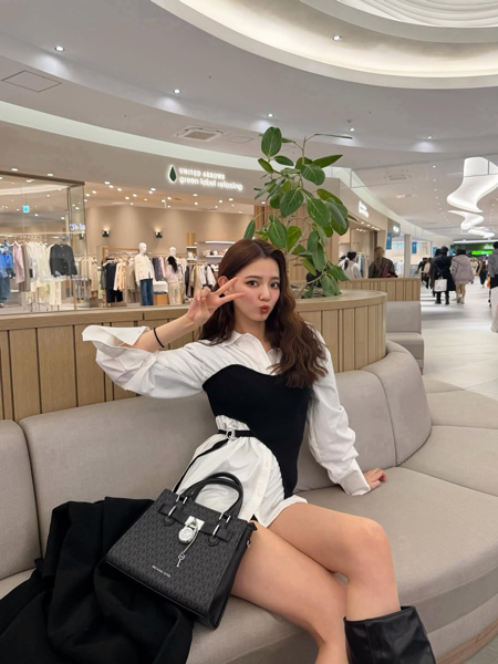 黒木麗奈、「生脚」見せモノトーンコーデで休憩満喫！ファン大興奮