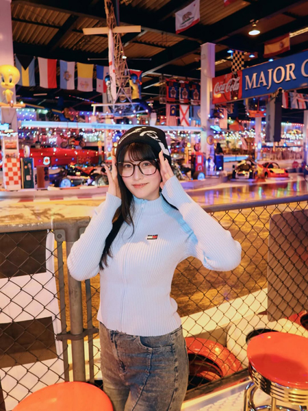 ちとせ よしの、メガネがアクセントのカジュアルコーデを披露