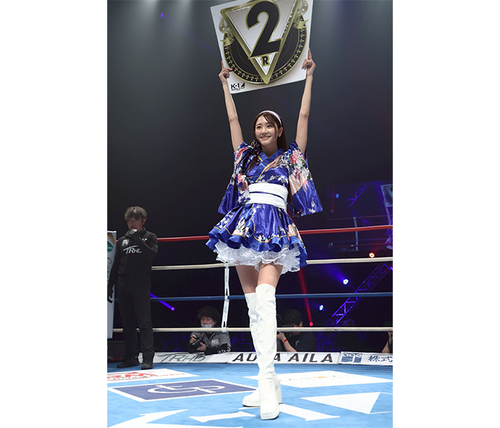 新K-1公式ヴィーナス「斎藤恭代」が勝利の女神としてKO呼ぶ華麗な舞い！「鈴木ユリア」が初ゲスト登場し、空手愛溢れるエールで相互フォローの松山勇汰の激戦を後押し！