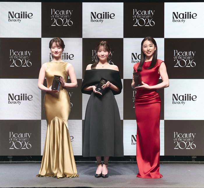 桜井日奈子、谷まりあ、櫻井優衣（FRUITS ZIPPER）が今を象徴するビューティーアイコンとして各部門を受賞。企業部門ではCANDY TUNEがプレゼンターとし登場し受賞企業を祝福