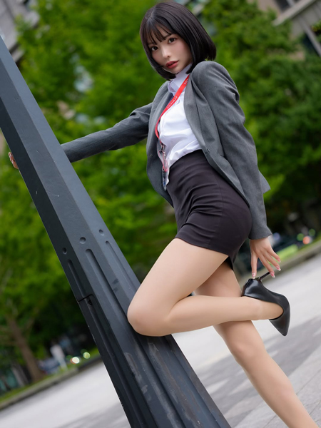 「ほんと沼よね」米倉みゆ、ファン大興奮の美脚OL姿を大公開!