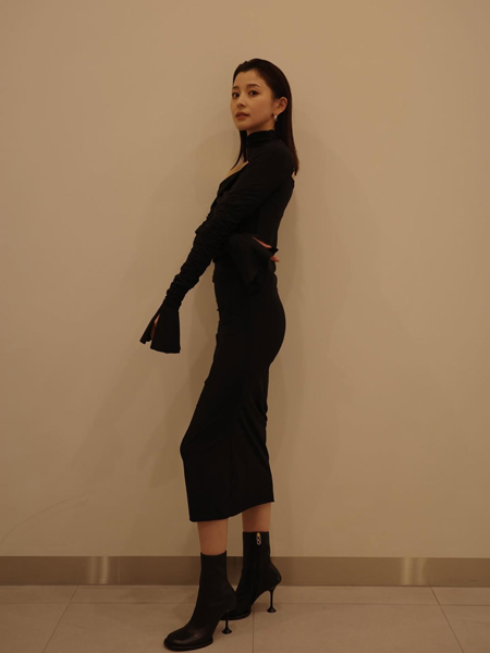 朝比奈彩、ALLブラックコーデで圧巻の美スタイルを披露