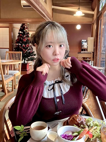 伊村要、可愛すぎるミニ丈コーデで美脚スラリ！春コーデにファン「お似合いです！かわいいです」