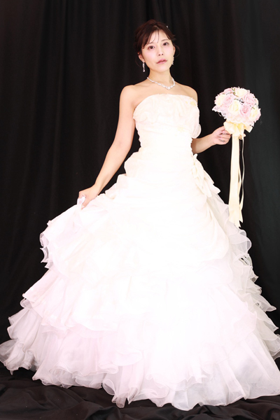 Reina+World、デコルテあらわなウェデングドレス姿を公開！ファン歓喜の声